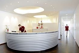 Empfangsbereich der Praxis für Mund-, Kiefer- und Gesichtschirurgie in Braunschweig